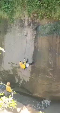   عملیات تیمی برای نجات یک سگ در سواحل رودخانه آسلوات!