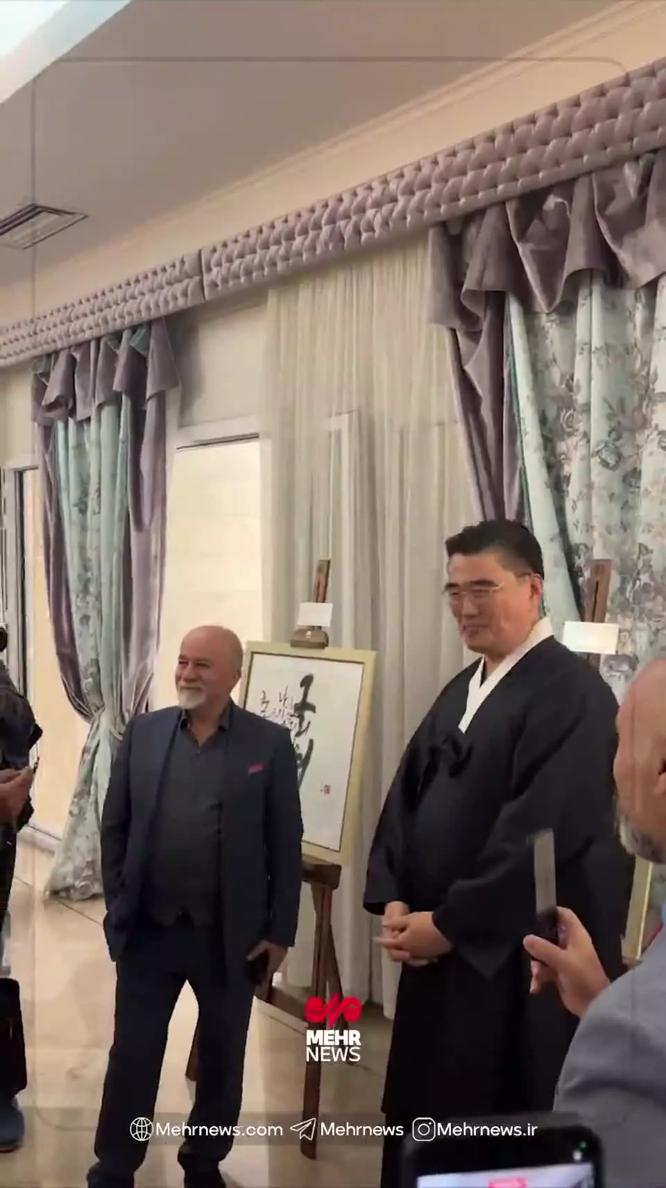   هم‌خوانی سفیر کره جنوبی با فاضل جمشیدی در نمایشگاه خوشنویسی مشترک کره و ایران