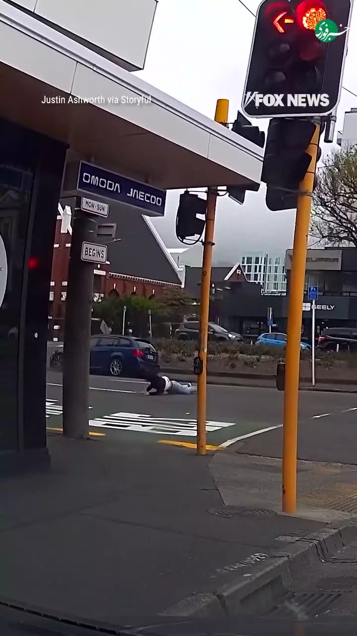   لحظه عجیب پرتاب شدن یک زن داخل خیابان بر اثر باد شدید!