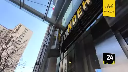   لحظه تغییر تابلوی بانک آینده به بانک ملی در شعبه ساختمان اصلی بانک در تهران