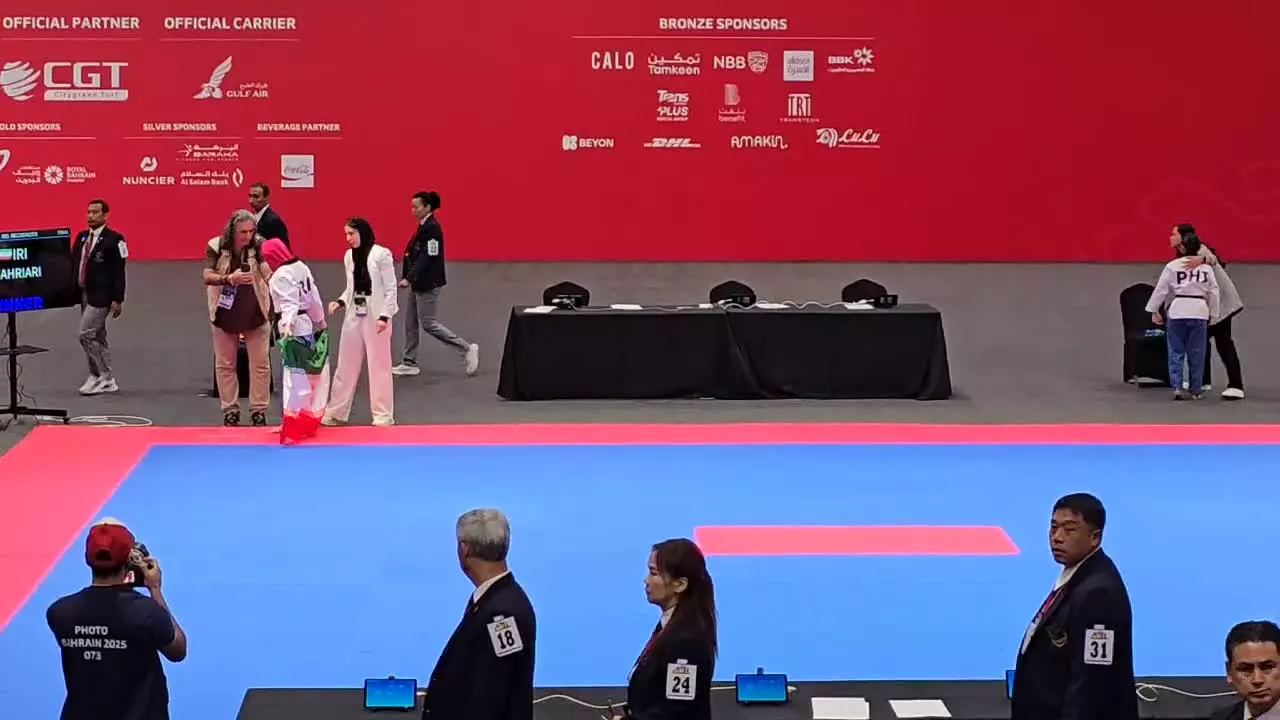   خوش‌حالی زینب شهریاری، تکواندوکار جوان ایرانی پس از کسب مدال طلا