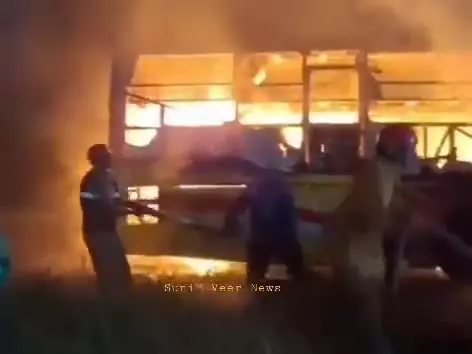   اولین تصاویر از آتش‌سوزی مرگبار اتوبوس در برخورد با یک موتورسیکلت