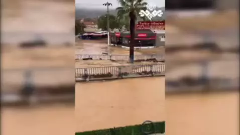    جاری شدن سیل در ازمیر ترکیه؛ یک نفر مفقود شد