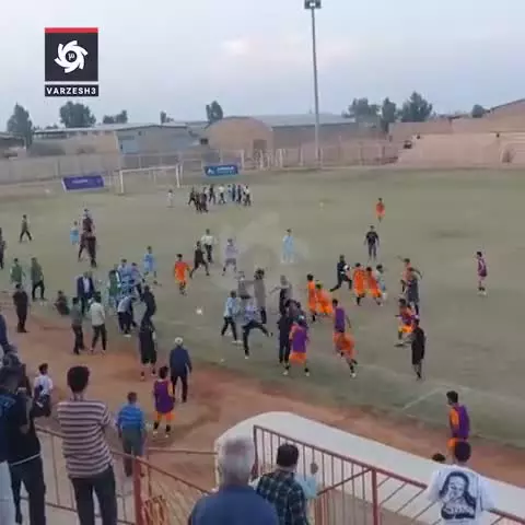   فوتبال یا رینگ بوکس؛ کتک‌کاری شدید بین بازیکنان تیم‌های ستارگان افسر بیدگل کاشان و سایپا اهواز