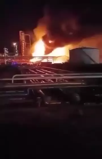 ببینیئ | آتش‌سوزی در پالایشگاه نفت مجارستان