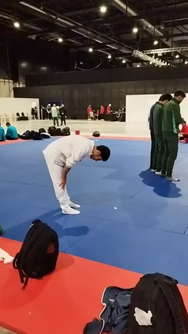   نماز شکر امیرمحمد حاتمیان پس از کسب مدال طلا