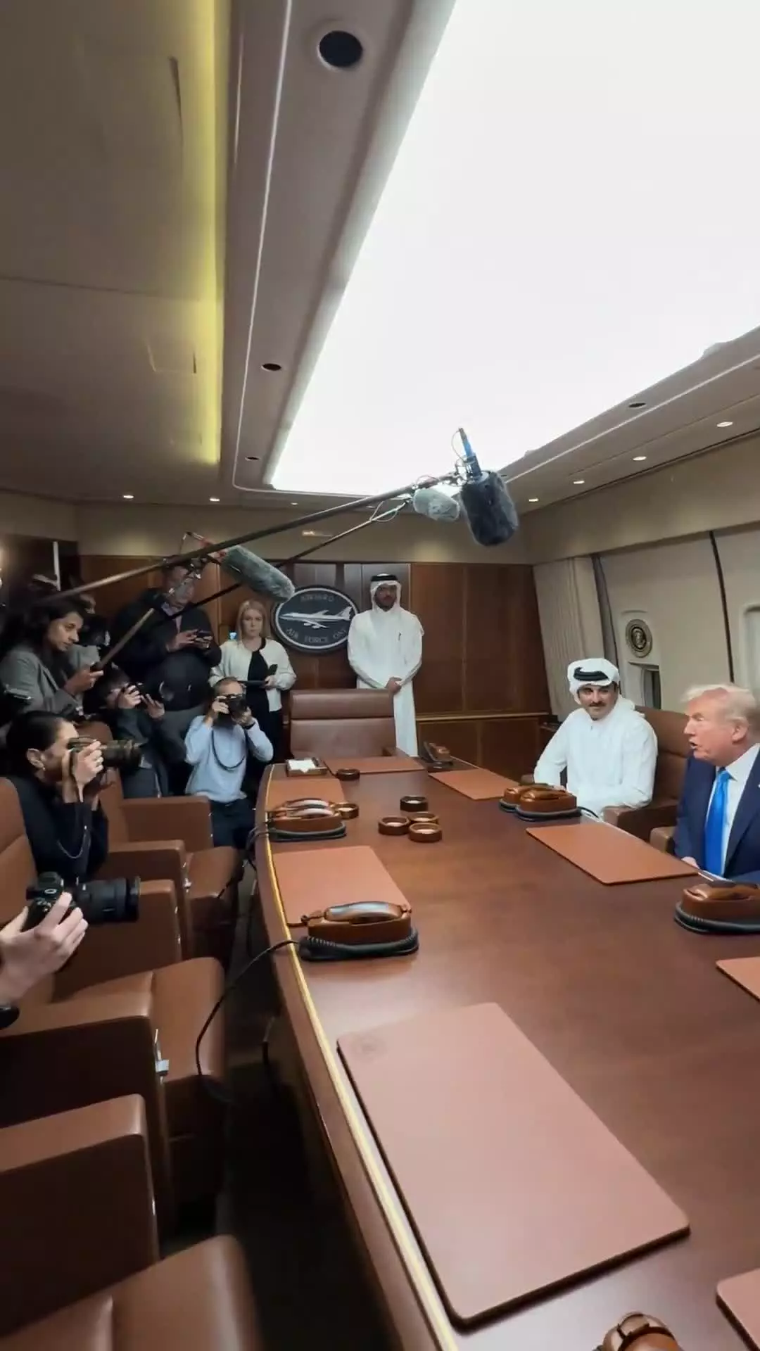   ترامپ به قطری‌ها داخل ایرفورس‌وان: افتخار بزرگی است که شما را در هواپیما می‌بینم