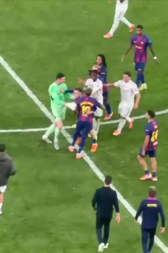   لحظه آغاز جدال لفظی دنی کارواخال و لامین یامال در ال‌کلاسیکو