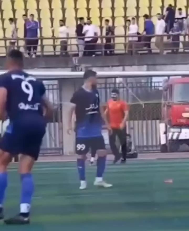   کتک زدن دروازه‌بان داماش توسط لیدر هواداران بعد از خوردن گل پنجم!