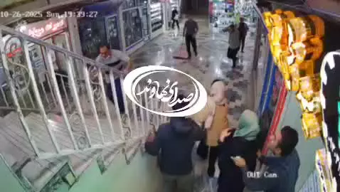   لحظه فرار مردم از پاساژ پس از وقوع زلزله در نهاوند