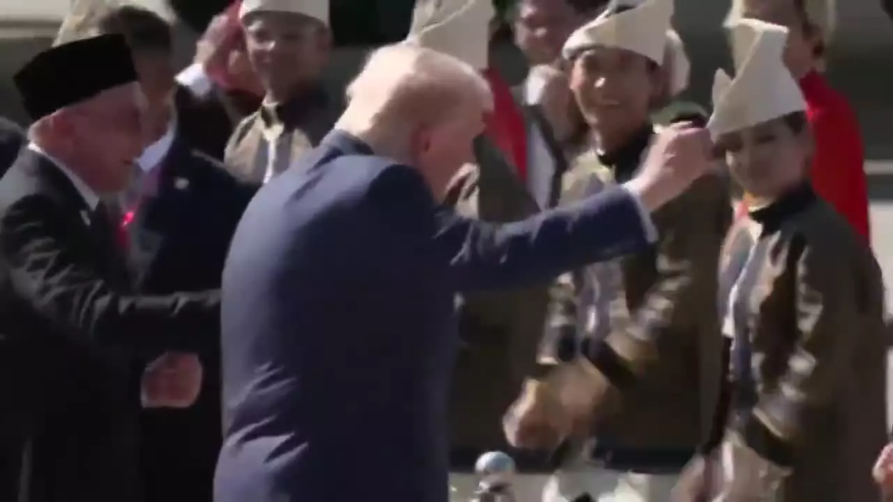   رقص ترامپ هنگام ورود به مالزی