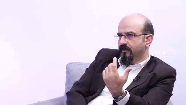   ساسان کریمی: برخی وقتی دوربین روشن می‌شود، جور دیگر حرف می‌زنند / در ایران کسی را نداریم که در توانمندی دیپلماتیک، حتی نزدیک ظریف باشد