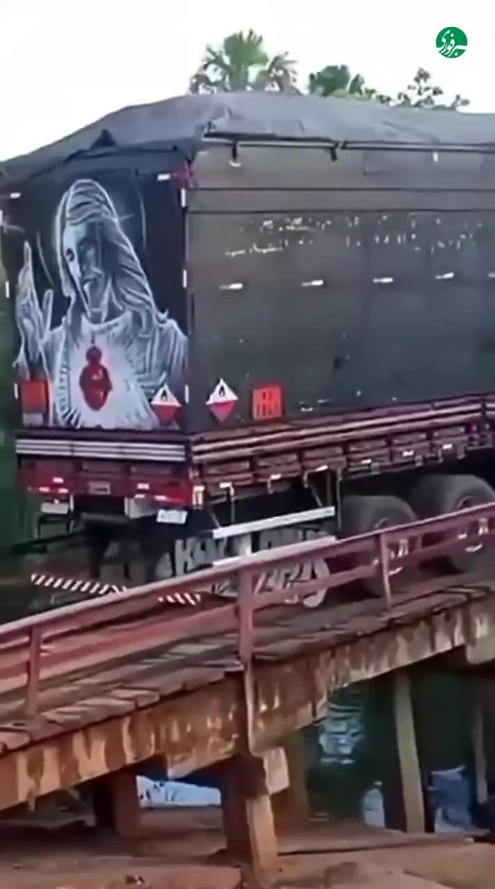   ویدئویی از تلاش ناموفق برای عبور کامیون از روی پل در برزیل