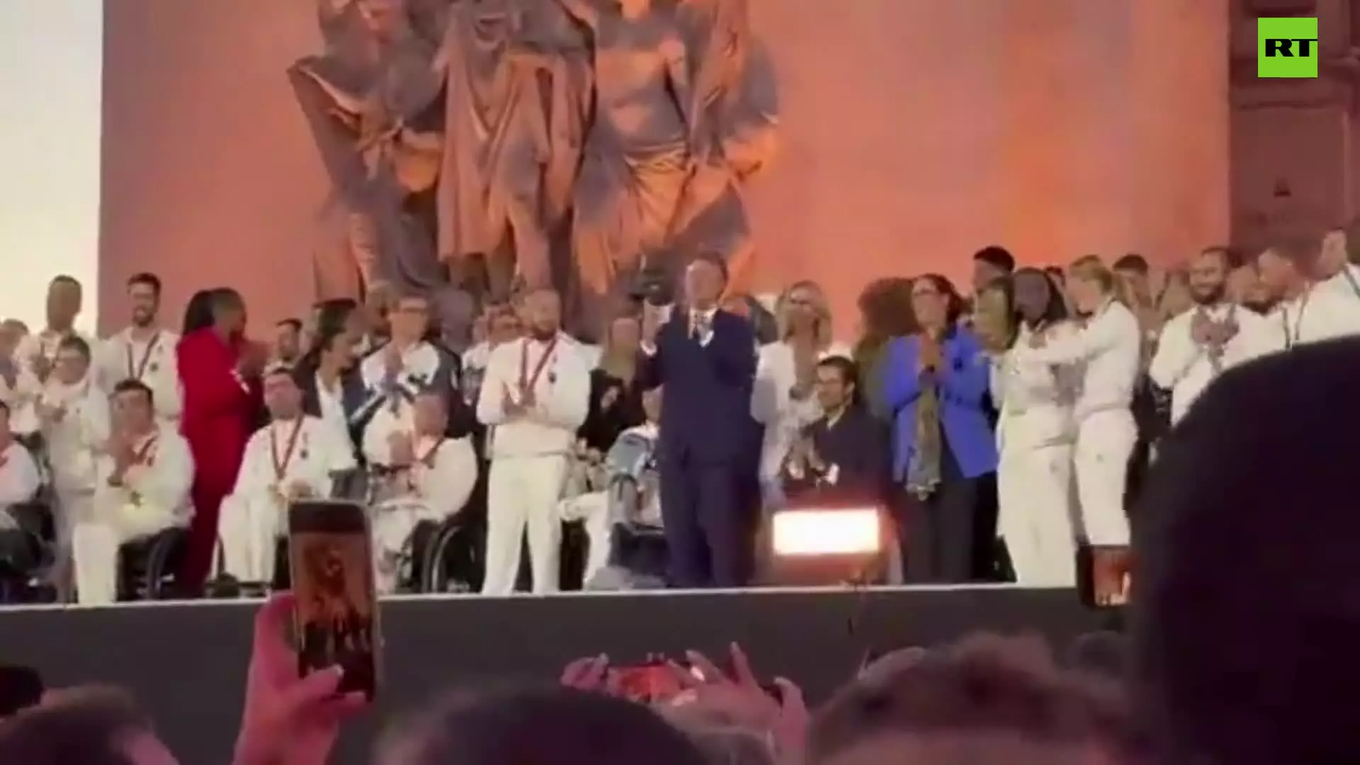   حرکات موزون و عجیب مکرون در مراسم تقدیر از ورزشکاران پارالمپیک فرانسه!