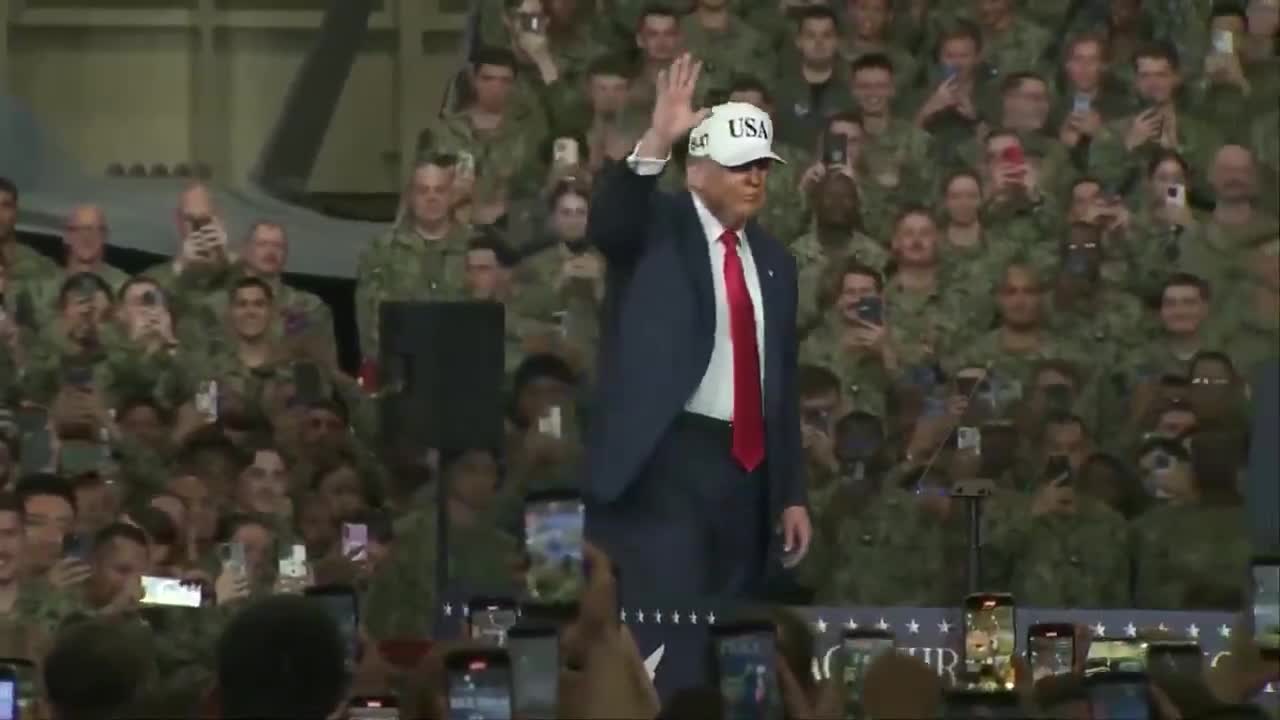  رقص ترامپ در جمع نیروهای نظامی آمریکایی مستقر در ژاپن!