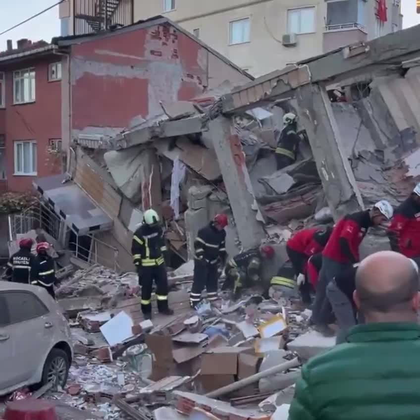   فرو ریختن یک ساختمان شش طبقه و گرفتار شدن خانواده پنج نفره