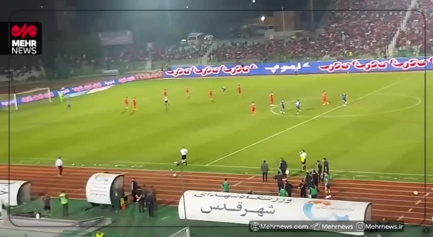   شعارها علیه رضا درویش پس از گلزنی گل‌گهر سیرجان