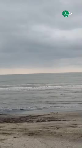   نمایی زیبا از بارش باران داخل دریای خزر