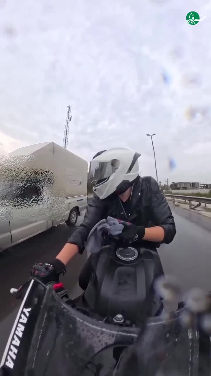   اقدام زیبای یک شهروند برای کمک به یک موتورسوار در شرایط بارانی