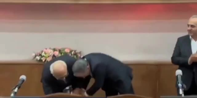   ابراز ادب و احترام عراقچی  وزیر امور خارجه به استادش