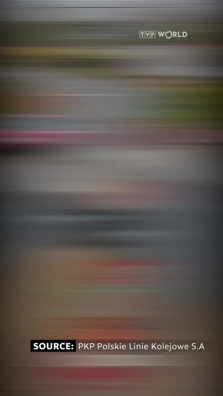   لحظه عجیب شکستن محور چرخ خودروی سواری روی ریل قطار!