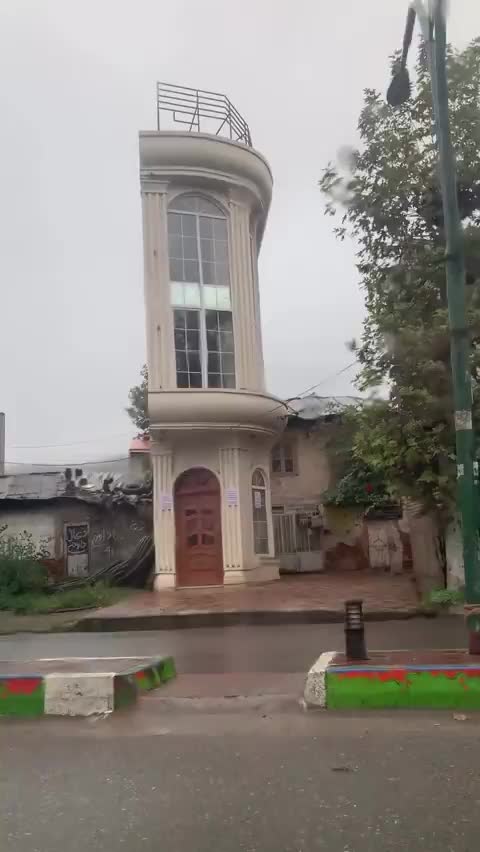   ساختمان عجیب و غریب ۱۲ متری در ماسال