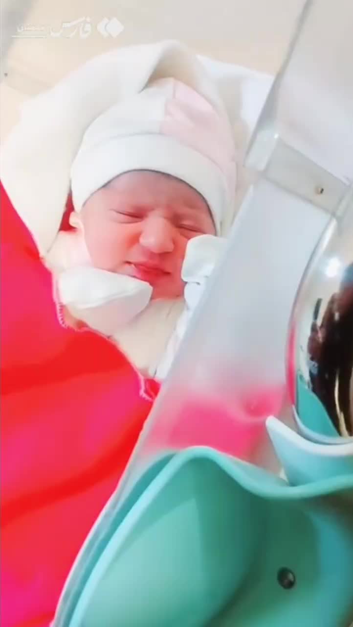    نوزادی که بعد شهادت پدرش به دنیا آمد