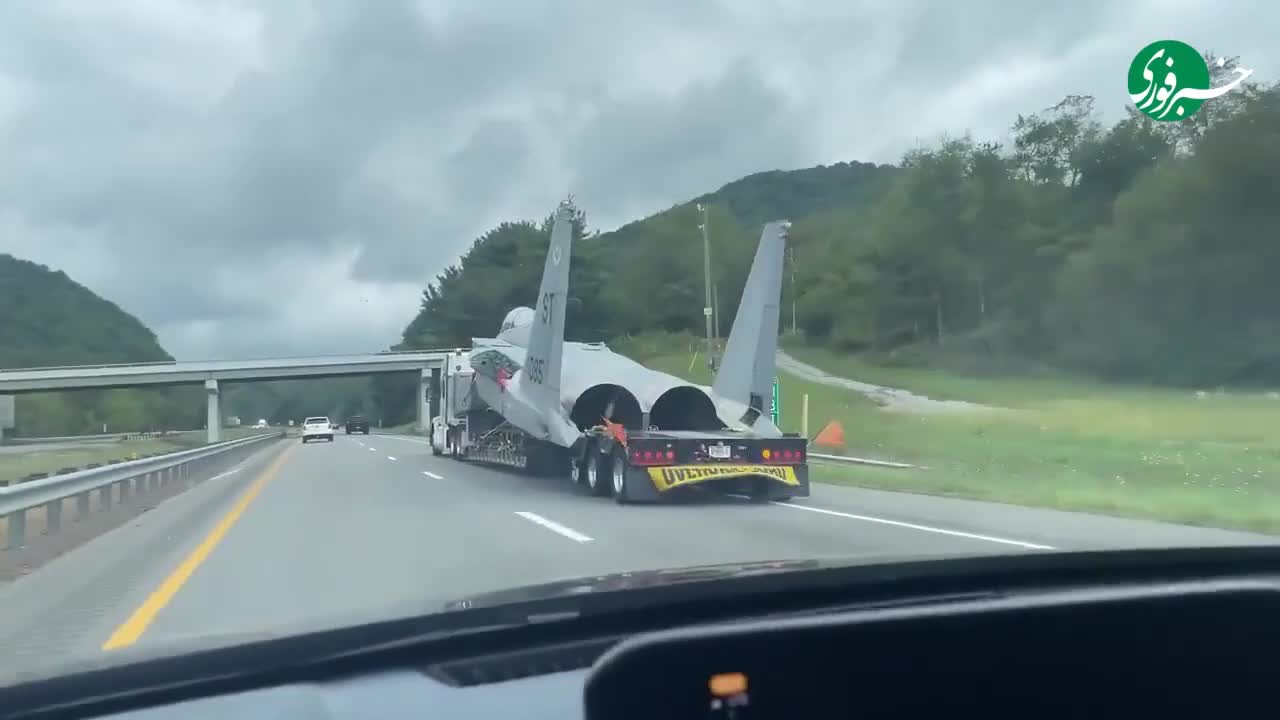   حمل و نقل جالب جنگنده F15 وسط اتوبان!