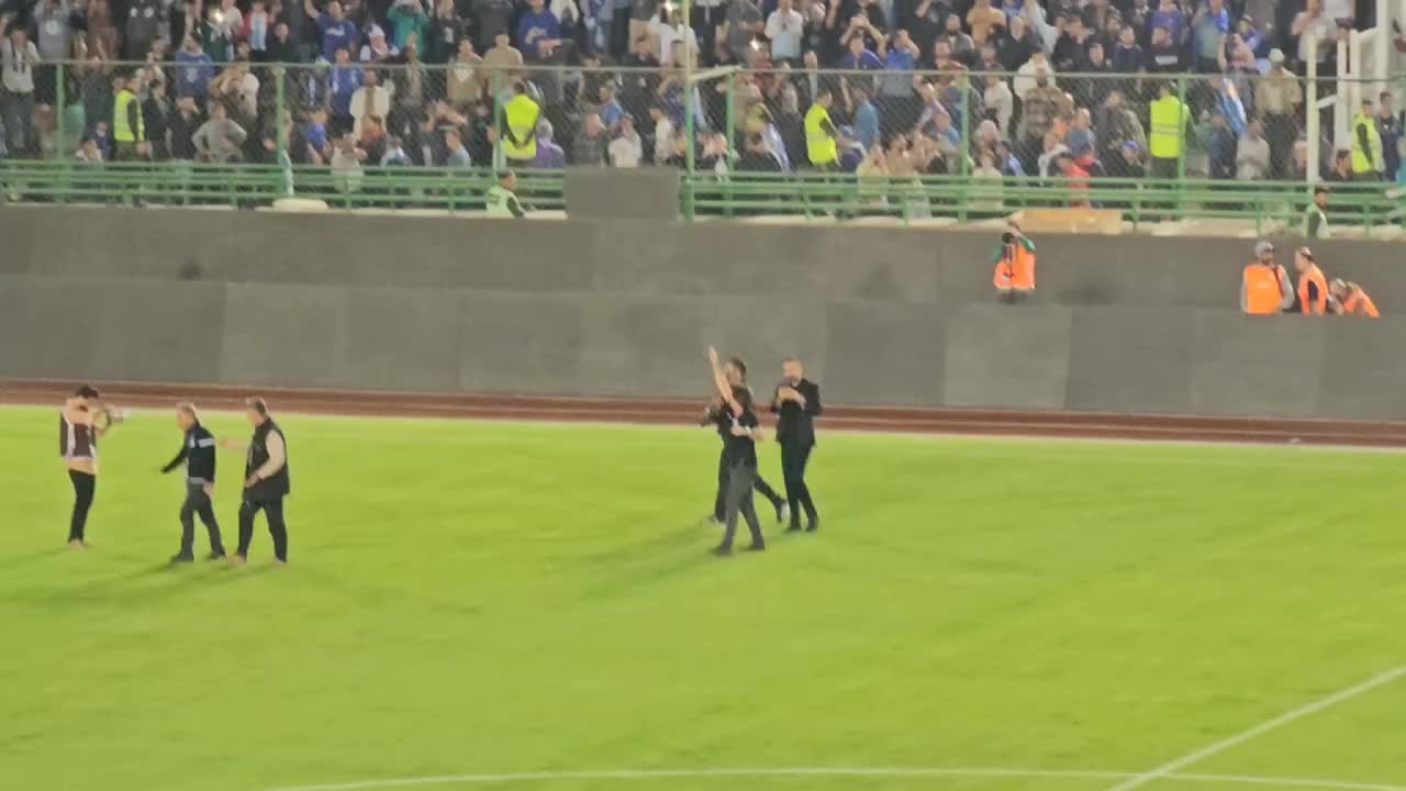    شادی ساپینتو به همراه تماشاگران استقلال پس از چهارمین پیروزی پیاپی