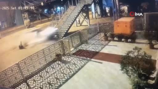 ببنیید | تصادف هولناک در بزرگراه؛ راننده از خودرو به بیرون پرتاب شد