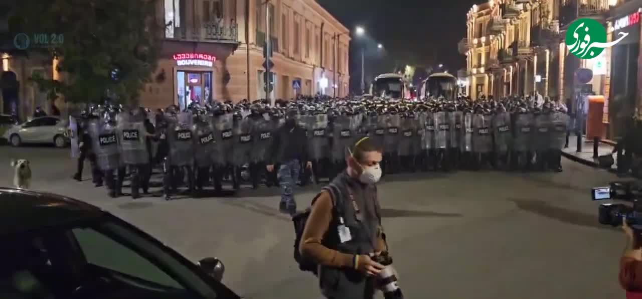   استقرار شمار زیادی از نیروهای ضد شورش برای متفرق کردن جمعیت معترضان جلوی کاخ ریاست جمهوری در گرجستان