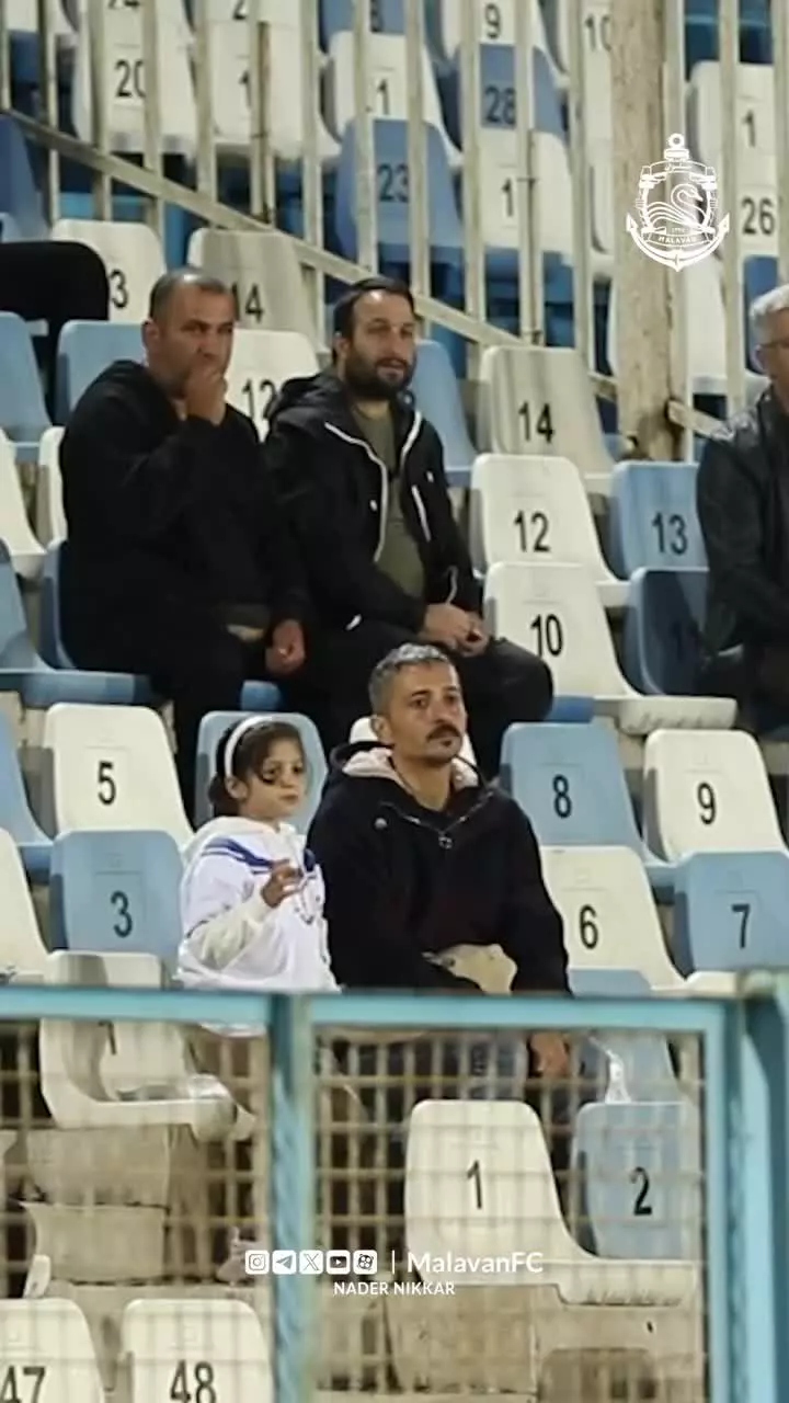   واکنش‌های بامزه یک دختر در کنار پدرش در بازی ملوان با خیبر روی سکوها