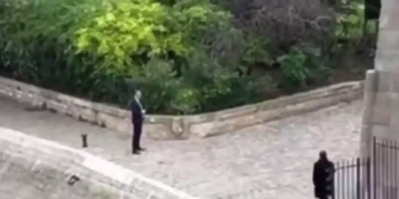   قدم‌زدن مکرون در خیابان‌های پاریس پس از استعفای دولت