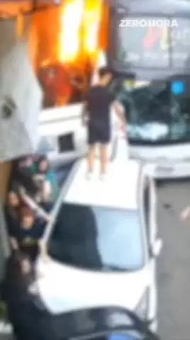   لحظه معجزه‌آسای نجات ده‌ها نوجوان از آتش حاصل از تصادف هولناک اتوبوس در برزیل