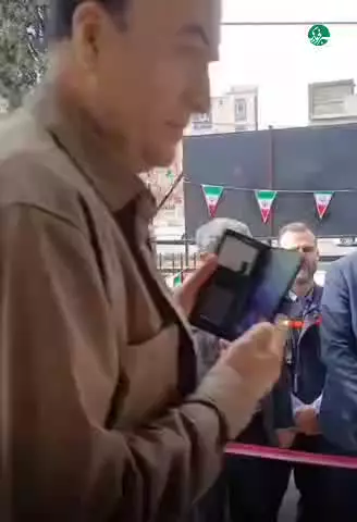   عجیب اما واقعی؛ مراسم افتتاح ورودی جدید اداره برق منجیل با حضور مسئولان محلی!