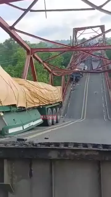   اولین تصاویر از فرو ریختن یک پل در فیلیپین؛ کامیون‌ها روی پل گیر افتادند