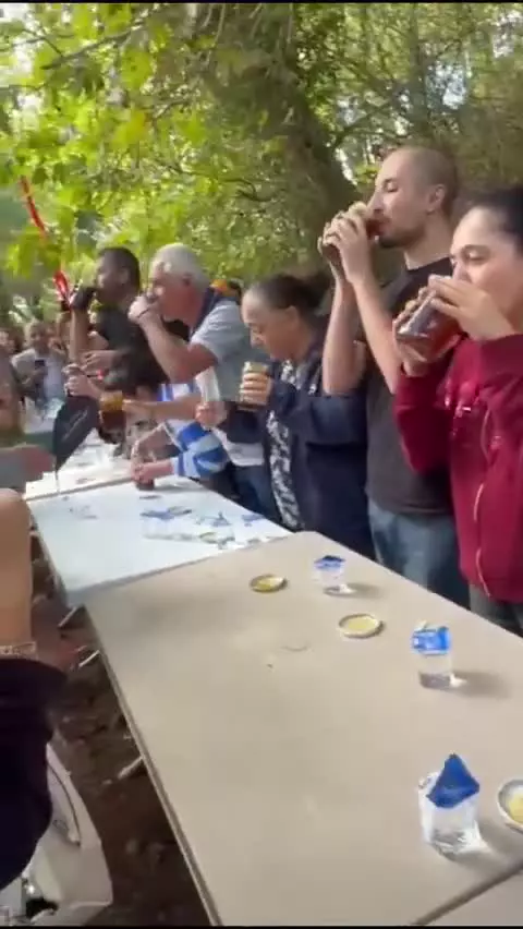   رکورد عجیب در ترکیه؛ نوشیدن یک کیلو عسل توسط مرد  ۶۰ ساله در ۵۷ ثانیه!