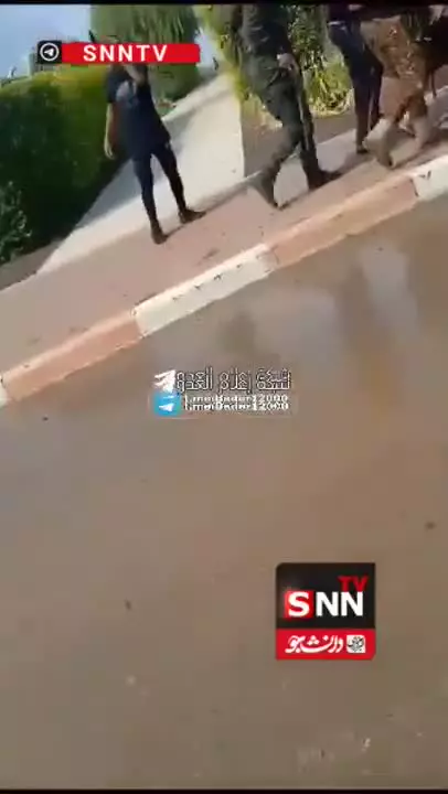   لحظات به اسارت گرفتن شهرک‌نشینان توسط رزمندگان حماس در روز عملیات بزرگ طوفان الاقصی