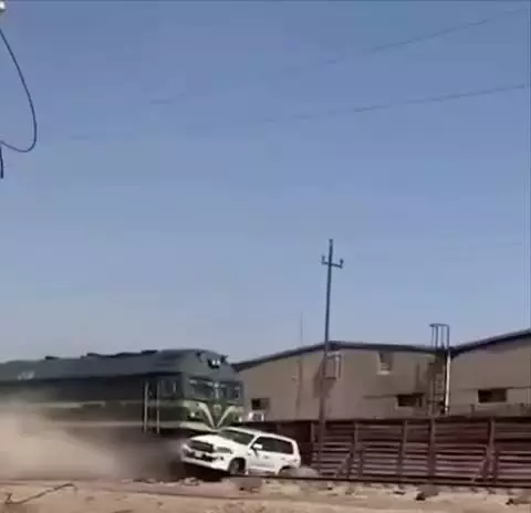   برخورد وحشتناک قطار با یک خودرو در منطقه التاجی در شمال بغداد!