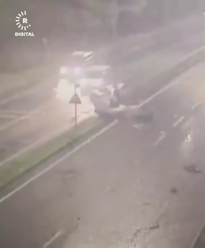   لحظه نصف شدن خودرو پس از تصادف شدید با تیر برق در بزرگراه!