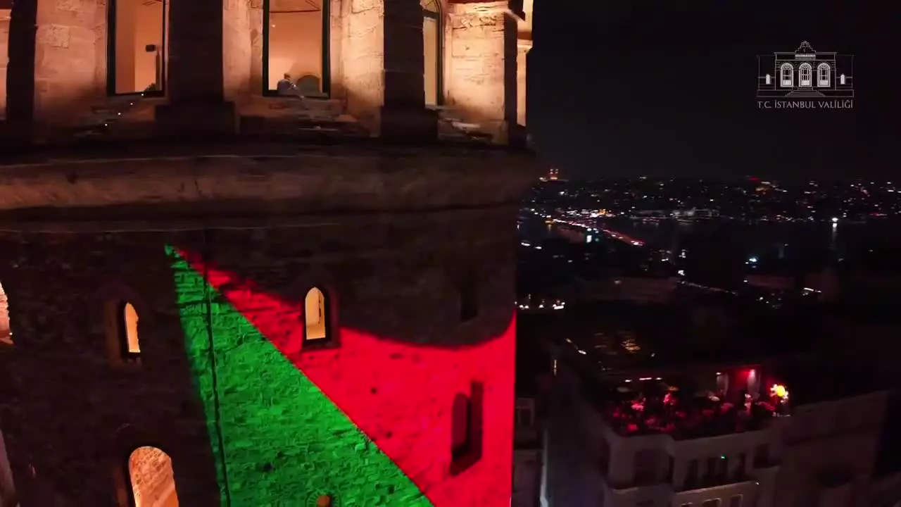   برج گالاتا استانبول به رنگ پرچم فلسطین در آمد