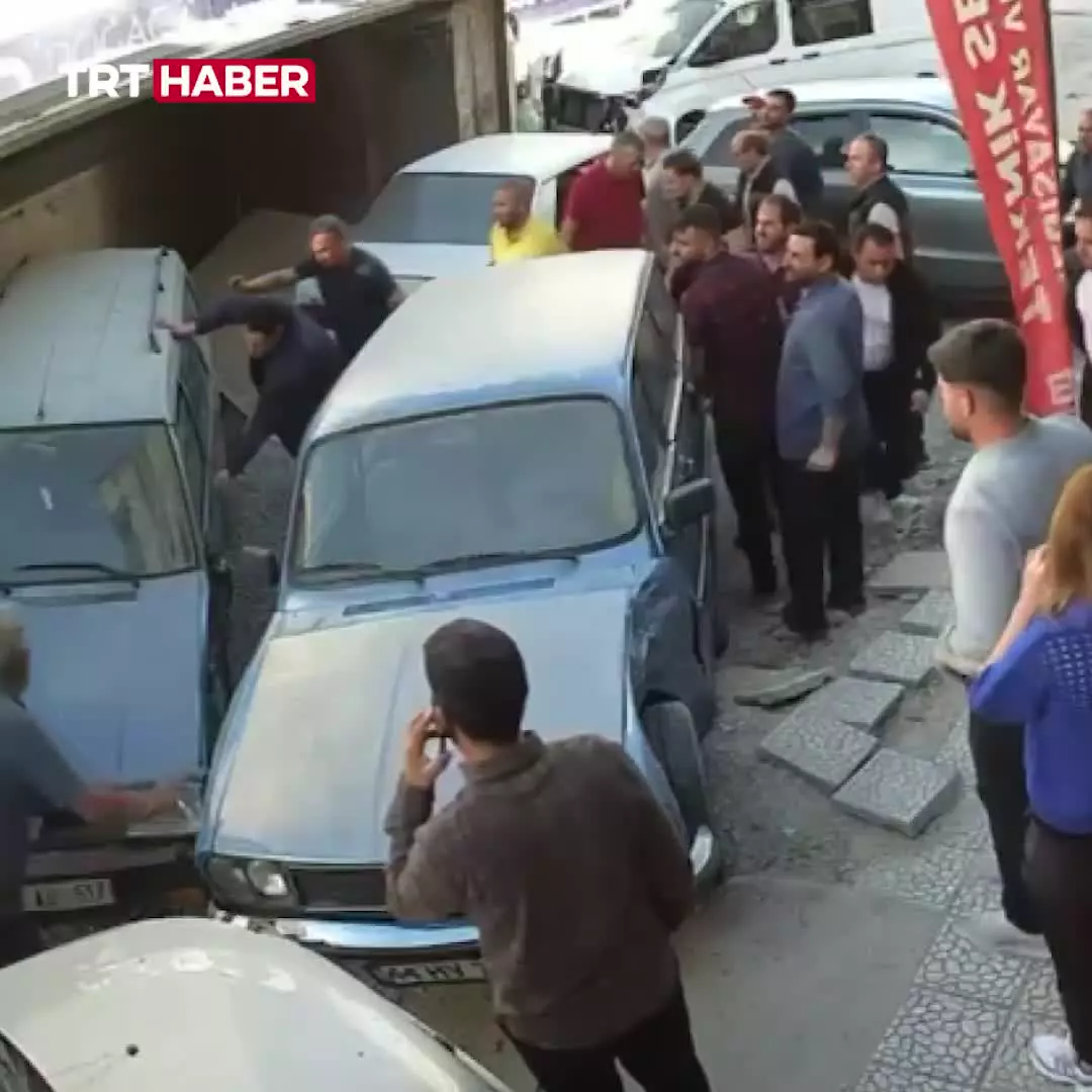   لحظه تصادف دور از ذهن یک کامیون و با ۱۵ خودرو به دلیل یک نقص فنی!