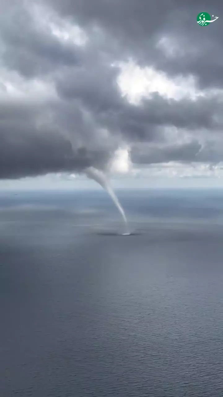   نمایی از یک گردباد دریایی زیبا در شهر بندری جنوا در شمال ایتالیا