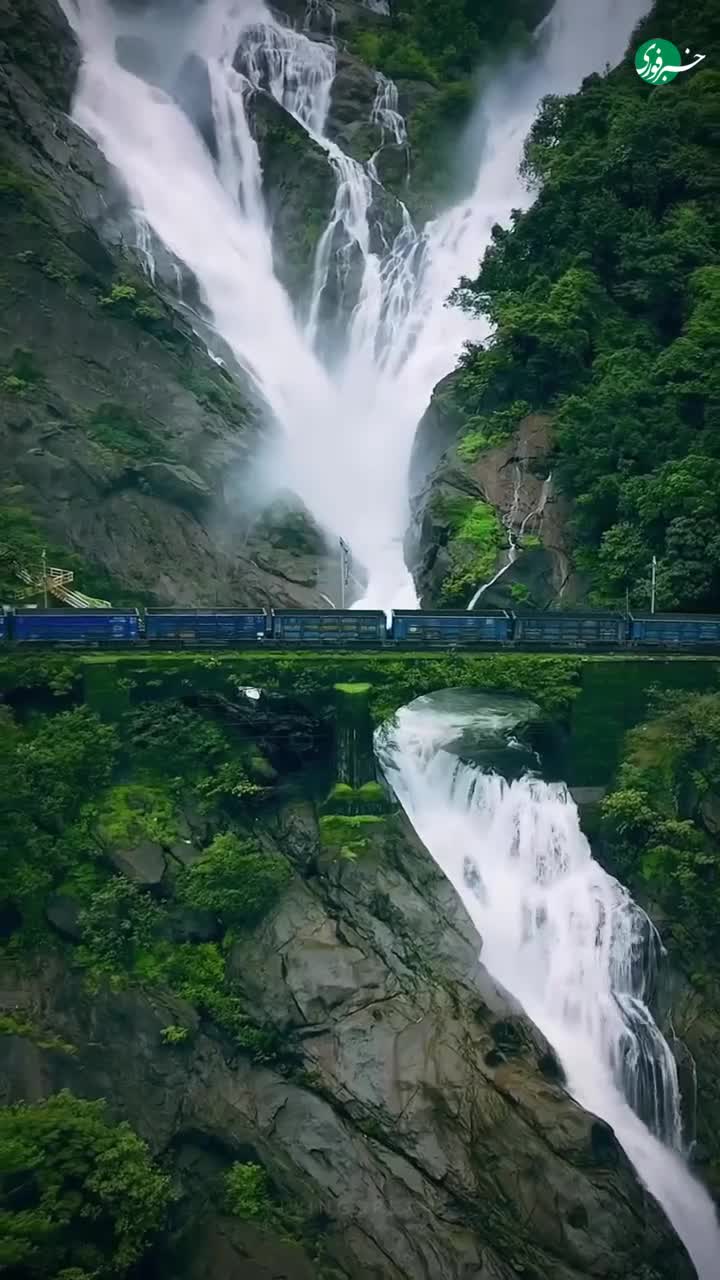   عبور قطار از دل آبشار دودساگار؛ تلاقی شگفت‌انگیز صنعت و طبیعت!