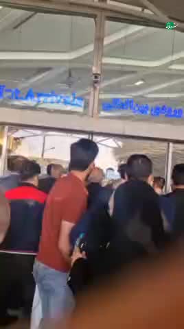   اتفاق عجیب در فرودگاه مشهد هنگام ورود یک پرواز بین‌المللی؛ استقبال فرودگاه مشهد با درهای بسته در ورودی پرواز بین‌المللی!