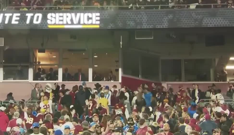    هو شدن دونالد ترامپ در ورزشگاه آمریکا