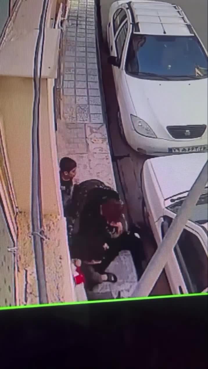   لحظه سرقت وحشیانه تلفن همراه چند پسربچه با ساطور در مشهد!