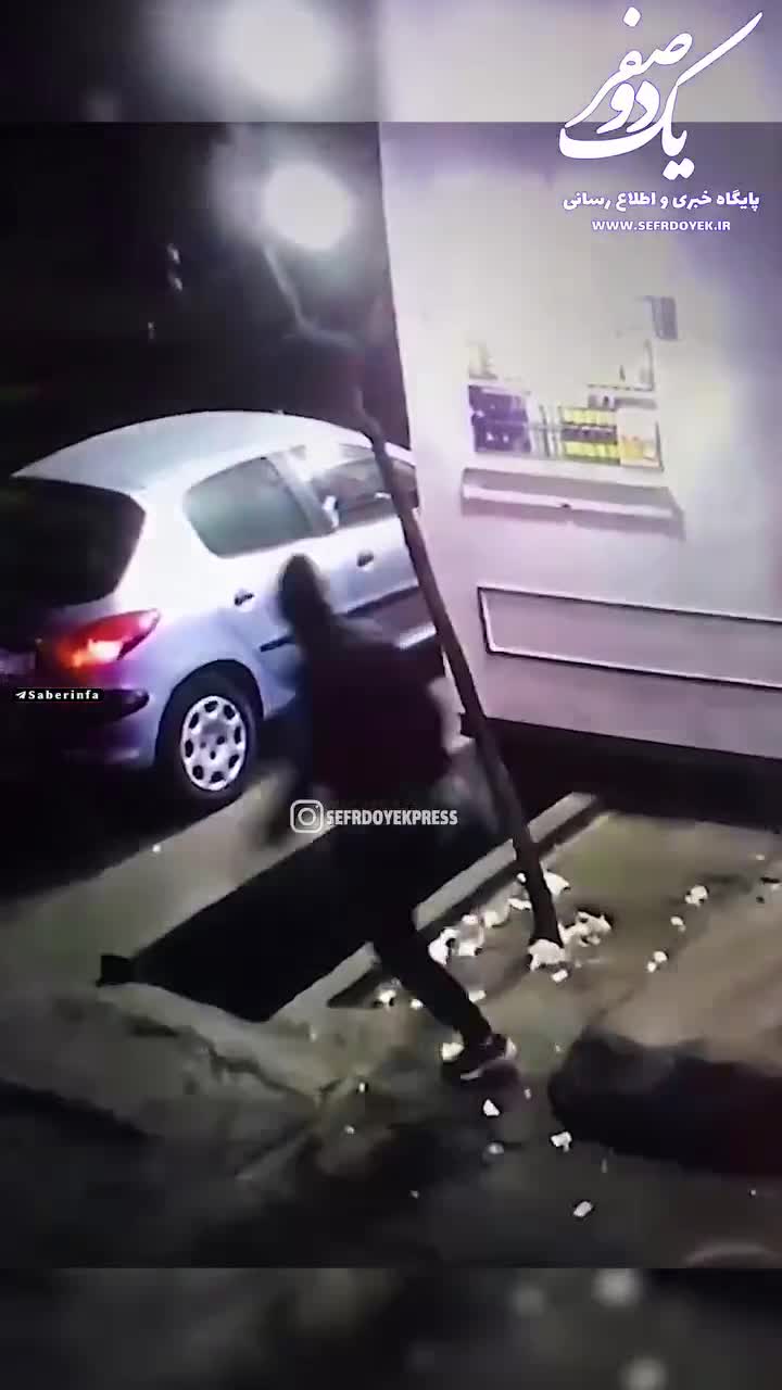   تصویری از سرقت تلفن همراه یک زن از داخل خودرو در خیابان مولوی قبل از میدان رازی