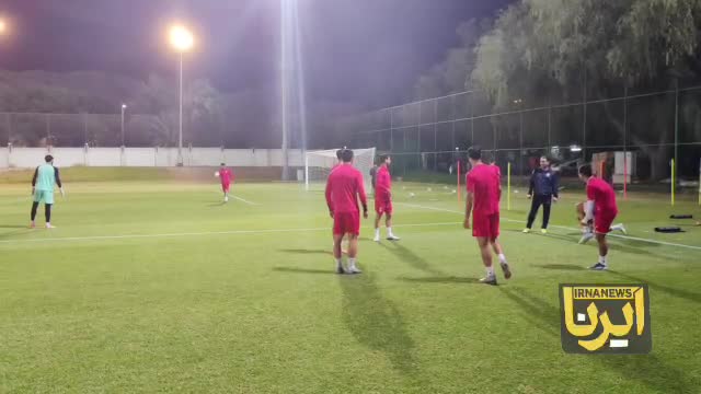   چالش حفظ توپ بازیکنان تیم ملی فوتبال قبل از شروع تمرینات در ورزشگاه خلیفه بن زاید