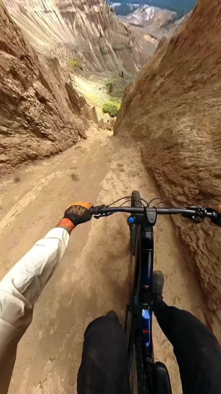   مانور هیجان انگیز موتورسوار کانادایی بر روی خطرناک‌ترین شیب کوه